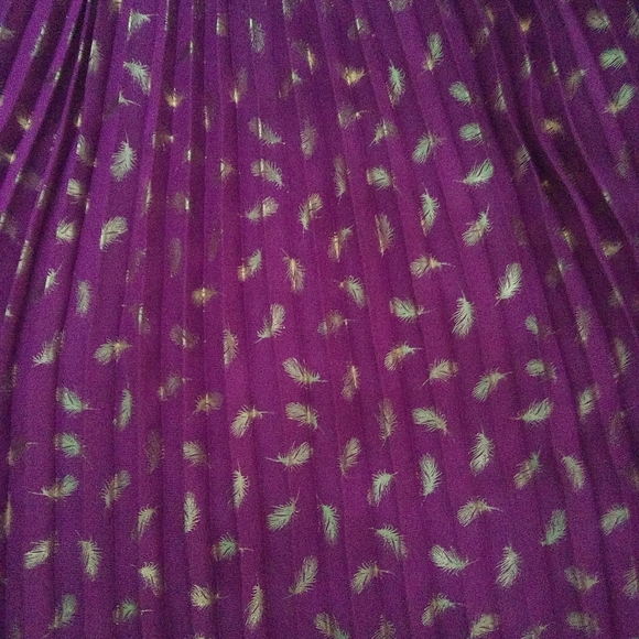 Gorgeous purple pleated dress with gold feathers - Picture 7 of 8